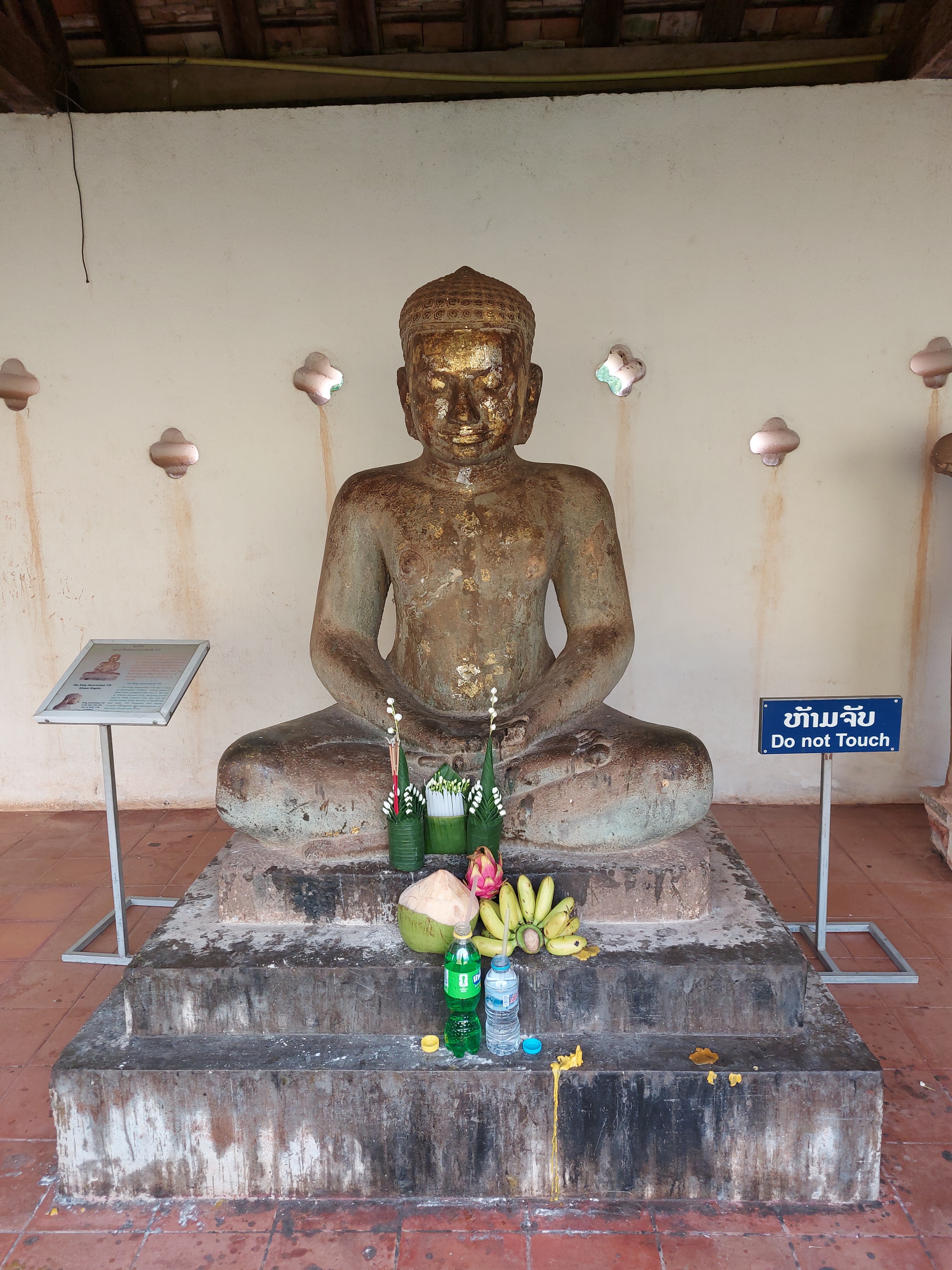 ພຣະທາດຖືກປະດັບດ້ວຍແສງໄຟໃນຕອນກາງຄືນ