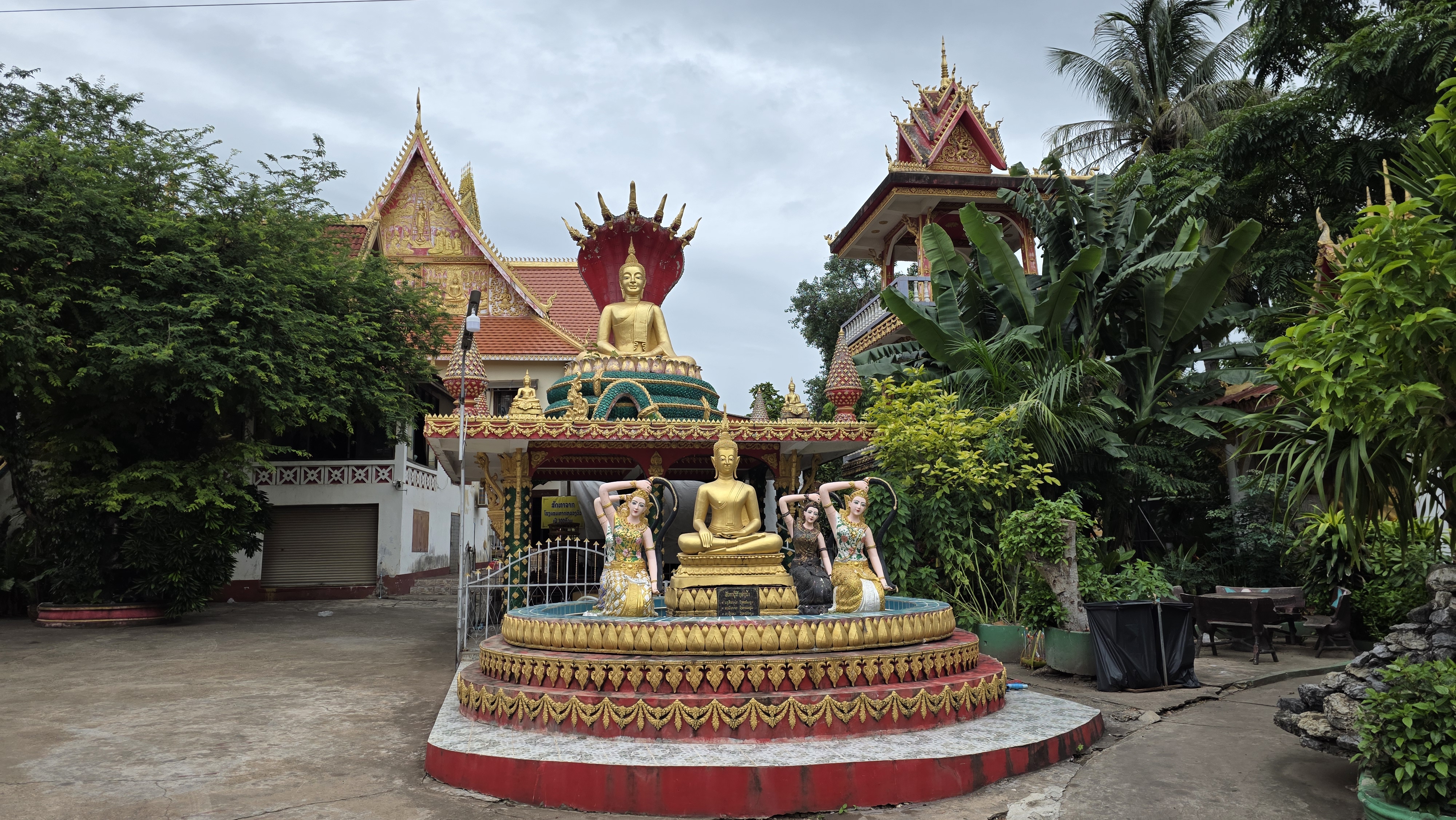 ລາຍລະອຽດທີ່ງົດງາມຂອງສະຖາປັດຕະຍະກຳພື້ນເມືອງລາວ