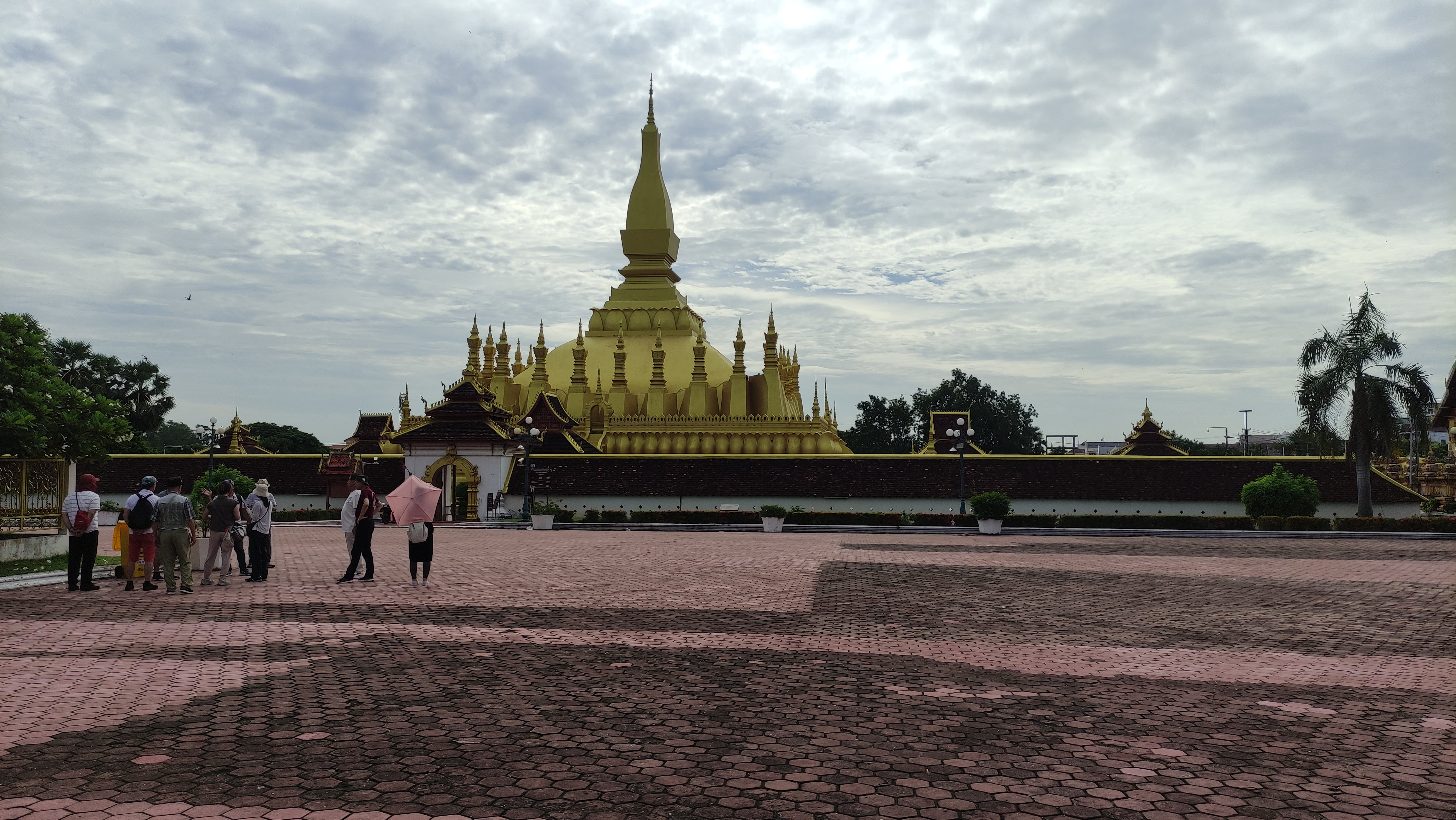 ແສງຕາເວັນຕົກຍ້ອມທ້ອງຟ້າເປັນສີມ່ວງແດງ