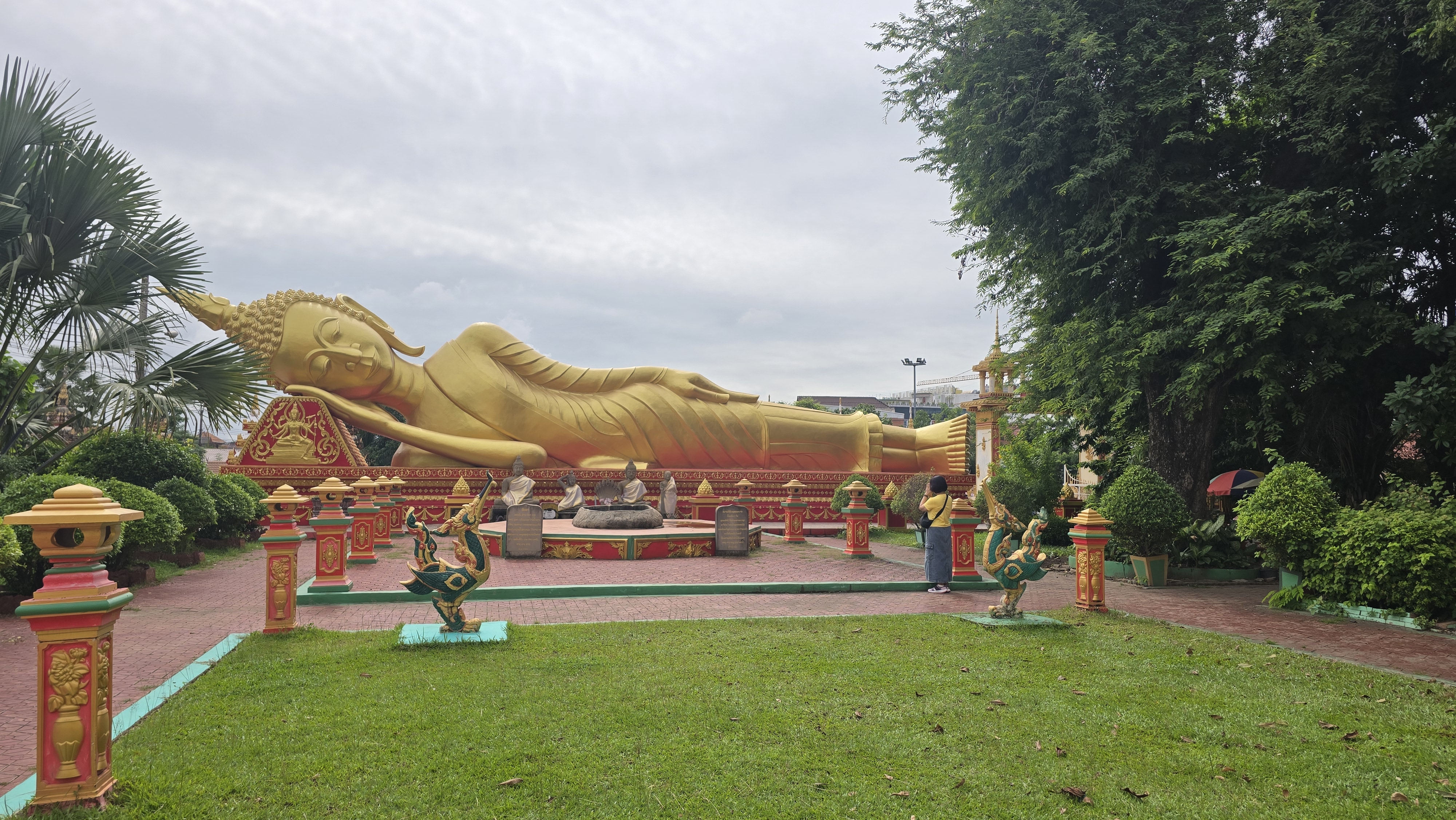 ພຣະທາດນ້ອຍ 30 ອົງ ອ້ອມຮອບພຣະທາດອົງກາງ