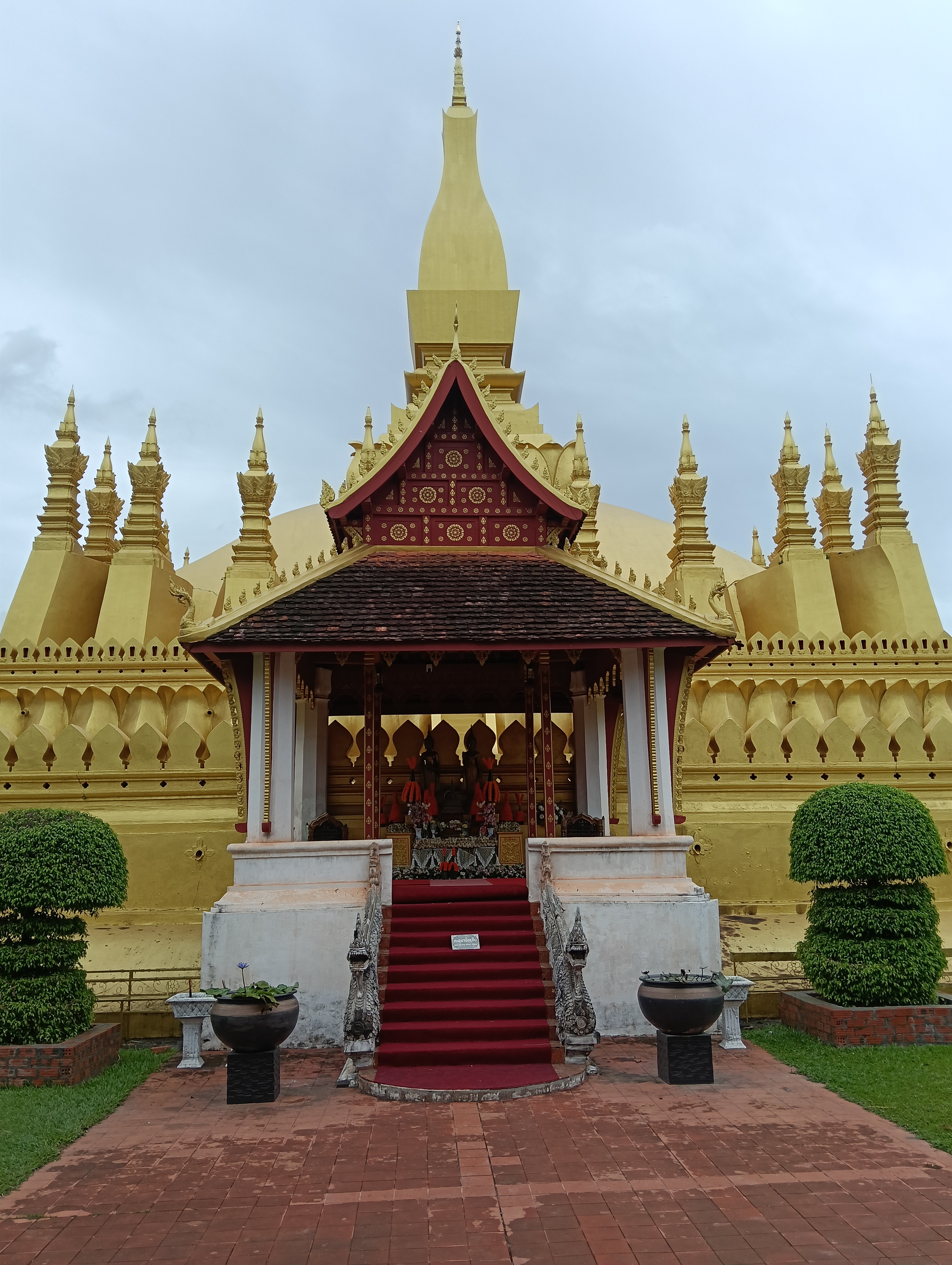 ພຣະນອນສີທອງອົງໃຫຍ່ທີ່ງົດງາມພາຍໃນວັດທາດຫຼວງໃຕ້