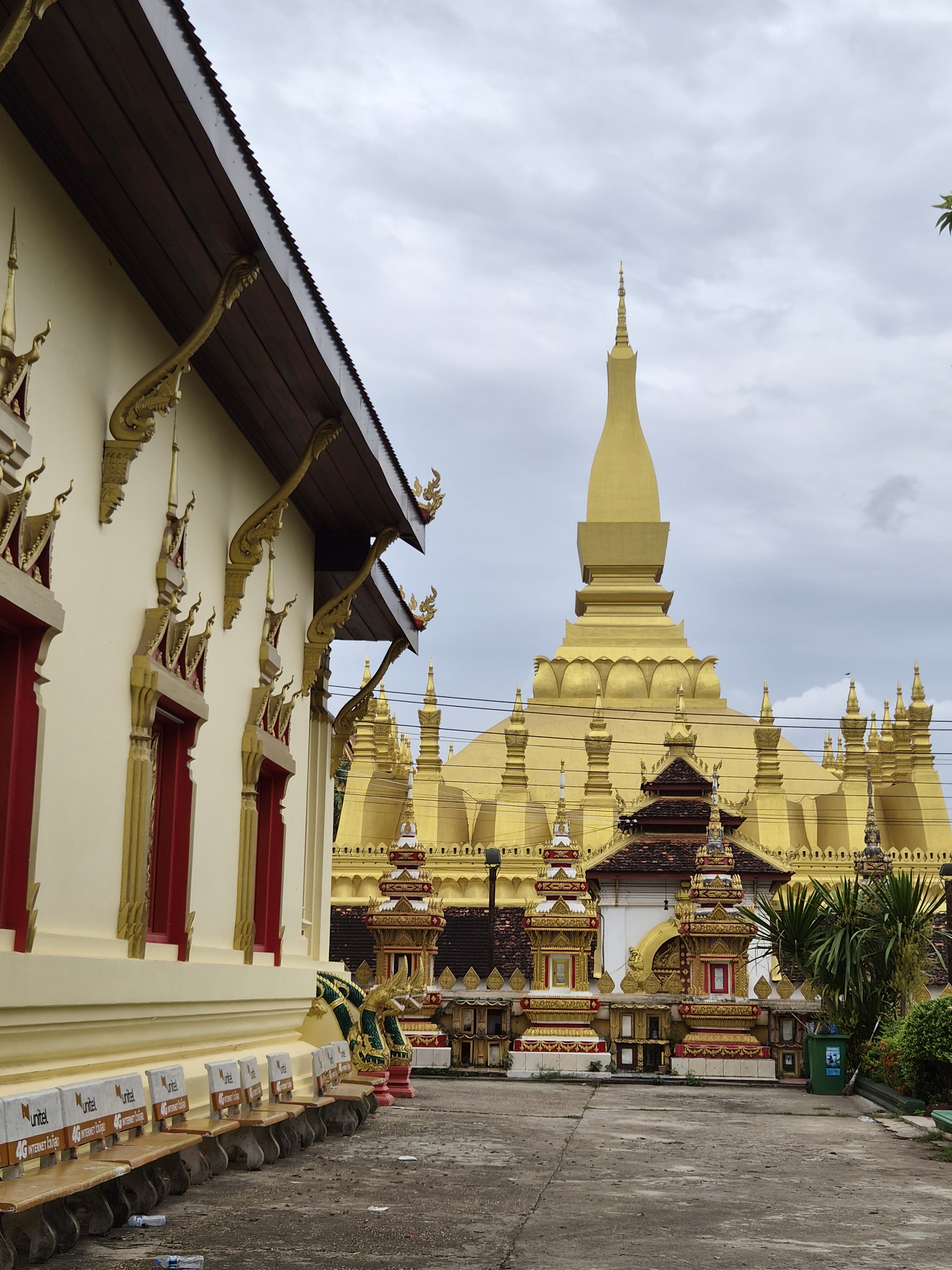 ພາບສະທ້ອນທີ່ສົມບູນແບບຂອງພຣະທາດໃນໜອງນ້ຳ